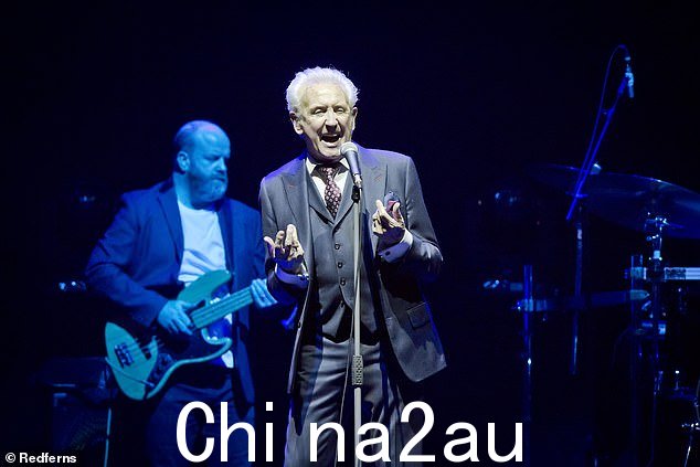 他说:'我只是说继续,我只是继续工作。那我为什么要出来呢?好吧,我遇到了很多得了它的人,他们很担心关于它'