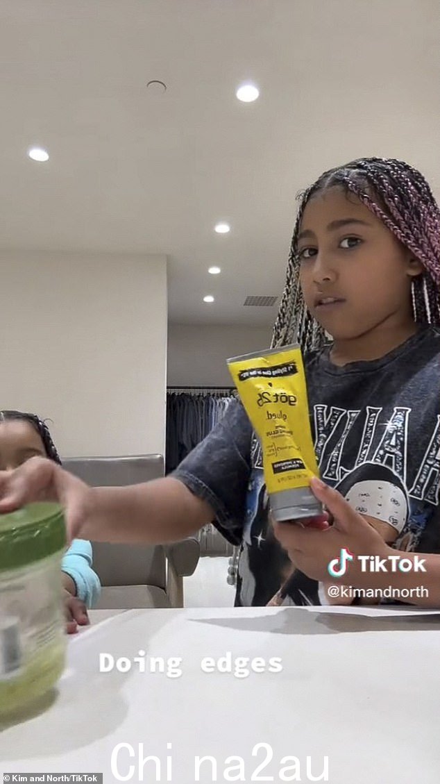 North 很想看看她的小妹妹能否成功地用野猪毛刷和凝胶为她设计边缘