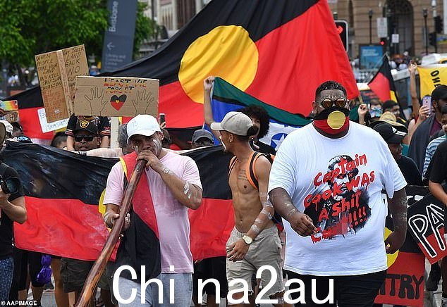 妈妈纽约州认为这一日期代表了殖民化对土著和托雷斯海峡岛民造成的痛苦影响的开始(如图,澳大利亚日抗议活动)