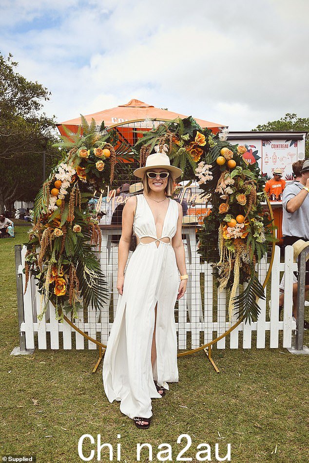 新订婚的 Hi-5 明星凯西·伯吉斯 (Casey Burgess) 周六在悉尼举行的“So Frenchy, So Chic”法国文化节上穿着时尚的白色连衣裙令人眼花缭乱