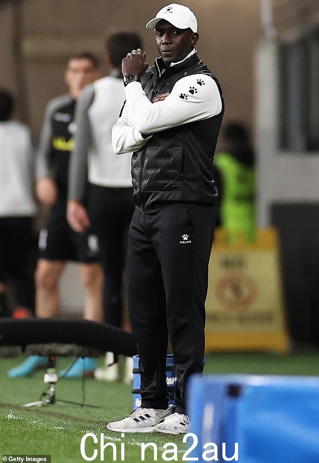 Dwight Yorke 在离开 A 联赛俱乐部之前将 Macarthur FC 标记为'酒吧队'后受到抨击并敦促表现出更多尊重