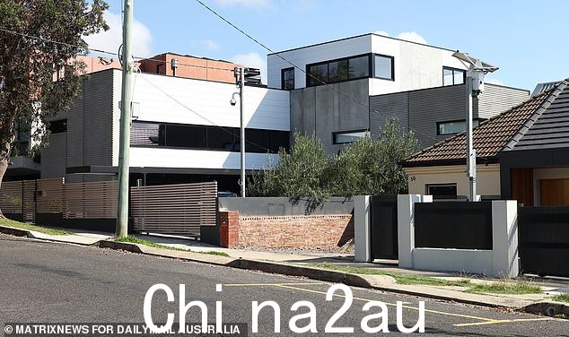 Phillip Hanslow 和他的妻子 Carole 并没有住在 Maroubra 的家里(图在 Guy Sebastian 的右边) mposing property)