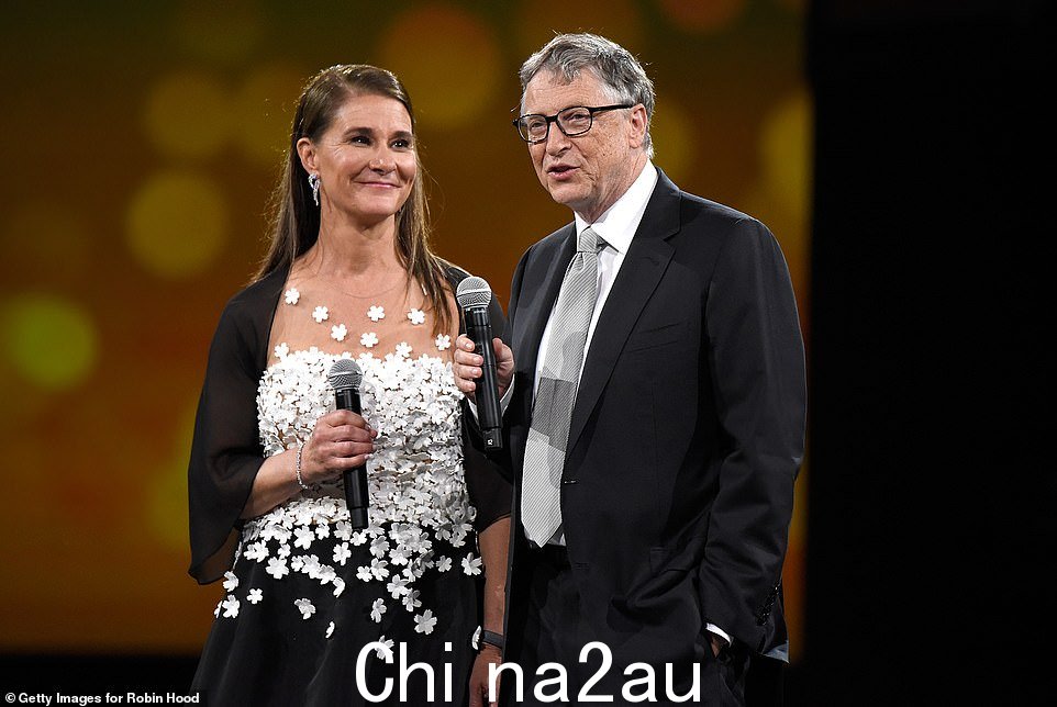 盖茨的前妻,也是他们三个孩子的母亲,此前曾公开谈论她离婚时'难以置信的痛苦',并解释说她'只是不能再留在那段婚姻中了。'梅琳达·法兰西·盖茨 (Melinda French Gates) 在 10 月份对《财富》杂志表示,Covid-19 大流行病帮助她“获得了做自己需要做的事情的隐私”。她还在 2021 年表示,她丈夫在 2000 年与一名微软员工的婚外情打破了他们婚姻中的“信任”。她描述了当婚姻破裂时她是如何在地板上哭泣的,从未想过这段关系会以离婚告终。这对夫妇的离婚协议是继杰夫·贝佐斯与前妻麦肯齐·贝佐斯的 383 亿美元分手后美国第二昂贵的离婚协议。” class=
