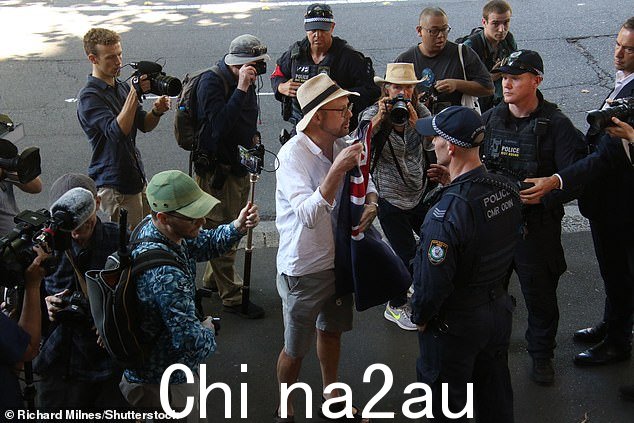 警察迅速移动反抗议者(如图)