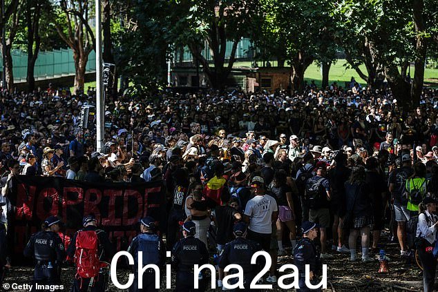 在入侵日游行之前,一大早人群聚集在悉尼中央商务区贝尔莫公园的 Gadigal 土地上(如图)