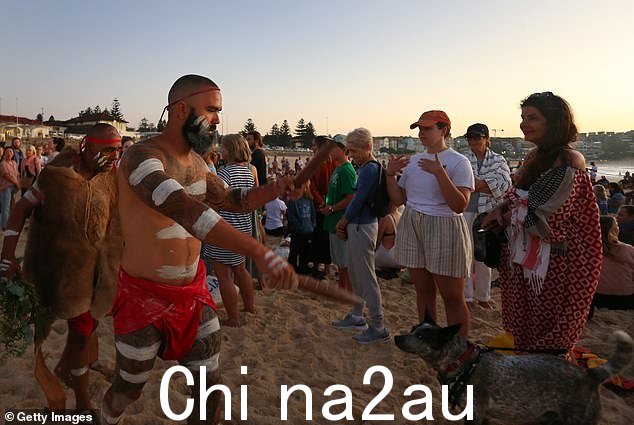 每周向原住民群体征收“租金”税以纪念他们祖先对土地的所有权的呼吁遭到猛烈抨击(如图,原住民长老迪恩·凯利(左)和 Yuin Gurungi 舞者在邦迪主持黎明倒影和吸烟仪式Beach on Australia Day 2023)