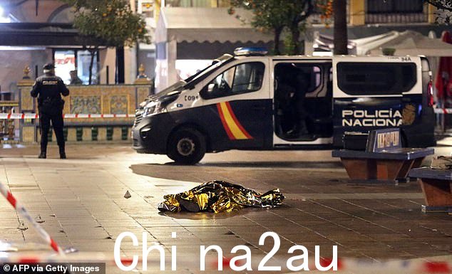 2023 年 1 月 25 日,警察在西班牙南部阿尔赫西拉斯地区保护该地区时,一名死者的尸体被医用毯子覆盖