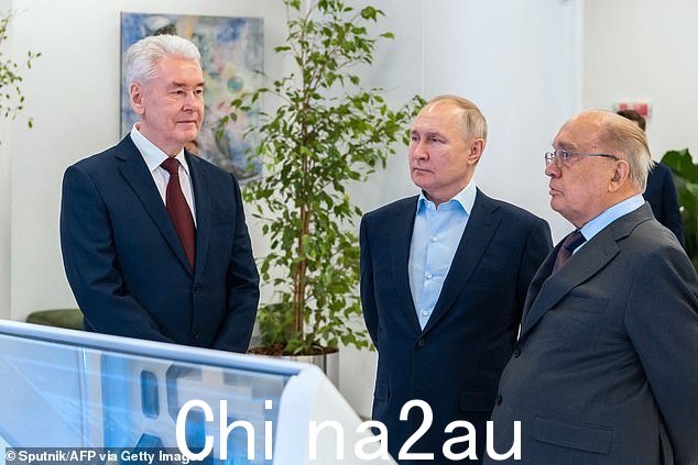 俄罗斯总统弗拉基米尔·普京(中)在莫斯科市长谢尔盖·索比亚宁(左)和莫斯科国立大学校长维克托·萨多夫尼奇的陪同下,于2023年1月25日在莫斯科学生节参观莫斯科国立大学