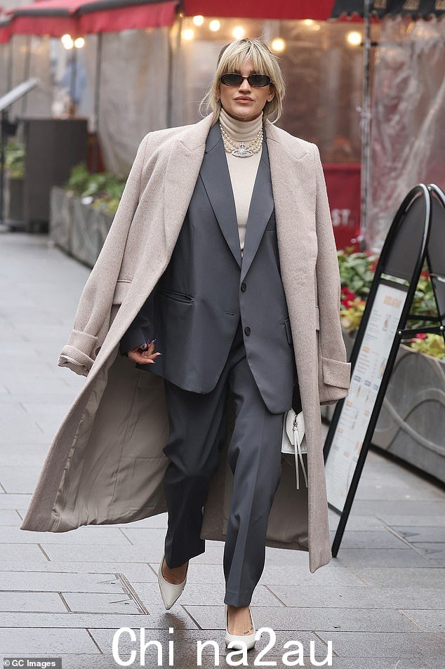 适合你: 41 岁的阿什莉·罗伯茨 (Ashley Roberts) 穿着 The Frank Shop 的超大号灰色西装,外搭一件宽松的外套,看起来很时尚