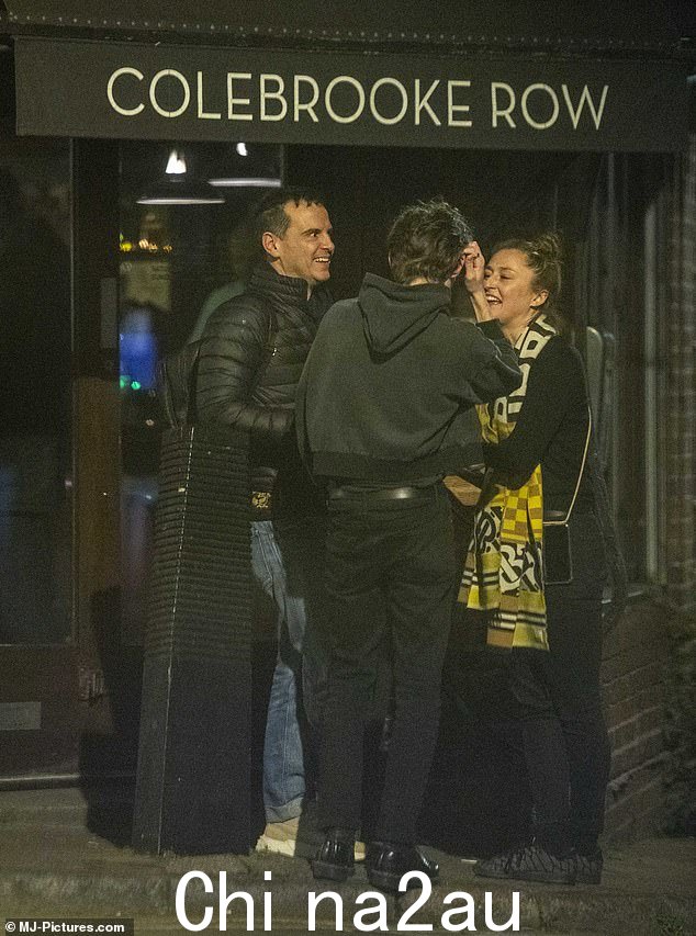 Stars: Fleabag 演员 Andrew Scott(左)是 Paul 的朋友之一,他们都来庆祝他的提名