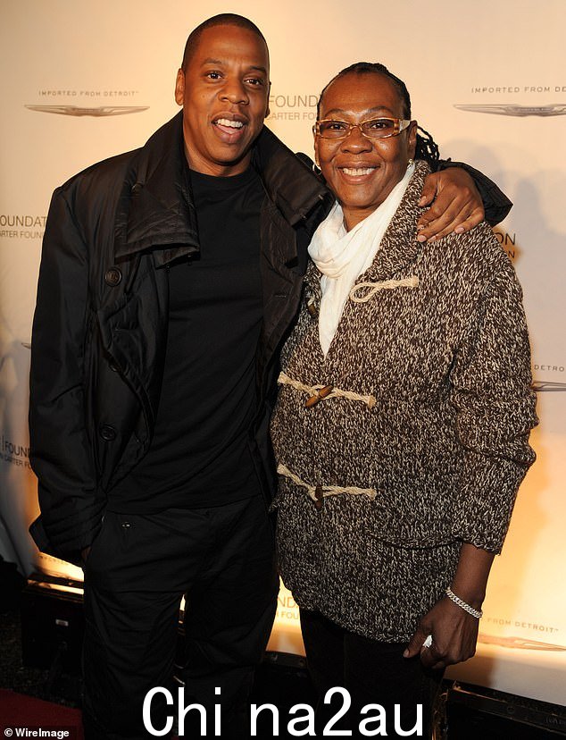 Jay-Z 向他自己的母亲 Gloria Carter 致敬,她是公开的同性恋。