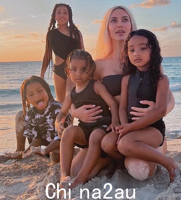四个孩子的母亲:Kim Kardashian 和 Kanye West 的九岁女儿 North(左二)和七岁的儿子 Saint(左)已经在 PAW Patrol 续集中获得了他们的第一个电影角色” =