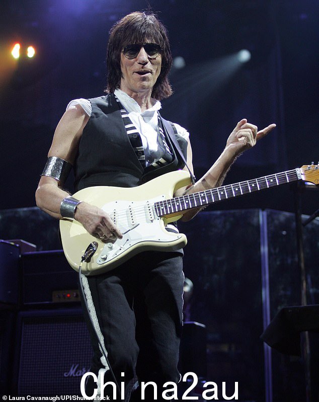 Topham 的死亡时间比乐队成员 Jeff Beck(如图)的死亡时间晚两周,他在 1 月 10 日突然感染脑膜炎后去世,享年 78 岁