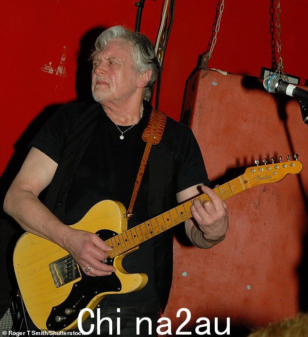 Topham 在 2000 年代短暂地回到了 Yardbirds。图为他于 2015 年在伦敦 100 俱乐部举行的 The Yardbirds 音乐会上表演