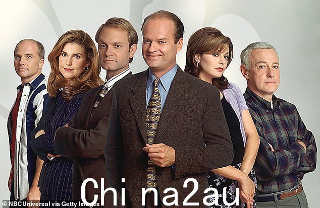 旧演员:图为:(从左到右)丹·巴特勒饰演 Bob 'Bulldog' Briscoe,佩里·吉尔平饰演 Roz Doyle,皮尔斯饰演奈尔斯·克莱恩博士,格莱默饰演弗雷泽·克莱恩博士,利维斯饰演达芙妮·穆恩,约翰·马奥尼饰演Martin Crane