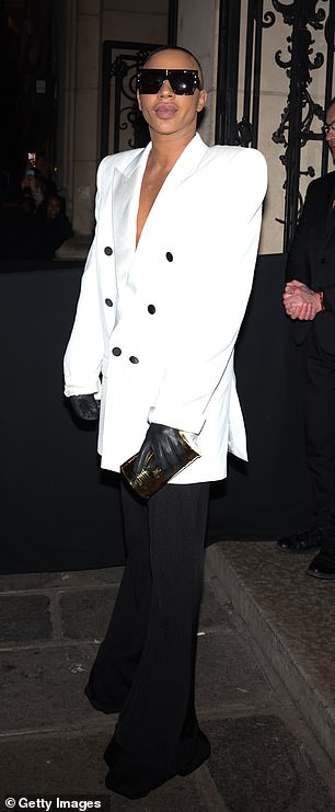 好看:Olivier Rousteing 身穿一件白色超大号西装外套和喇叭裤