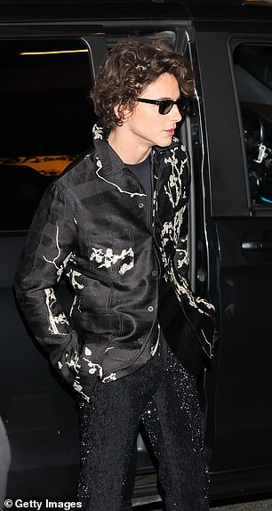 Suave:Timothee 从他的车里走出来时看起来非常整洁