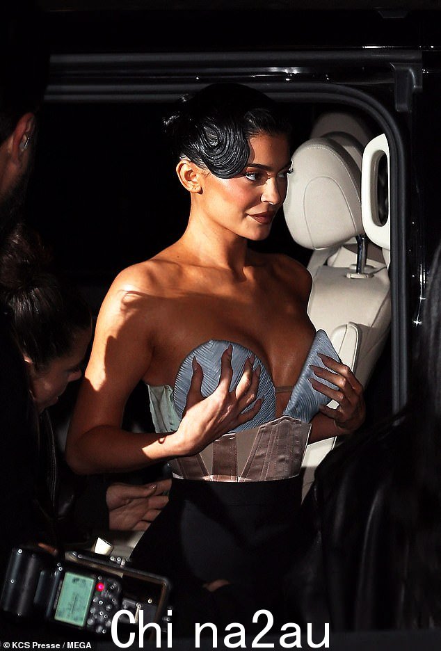 谦虚:Kylie 紧抓着她的紧身胸衣,有人看到她下车时有人帮她整理礼服