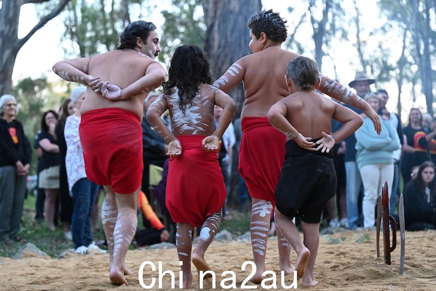 四个土著男子跳舞
