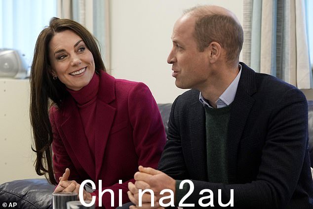 一进去,这对夫妇就和工作人员和志愿者聊起了这项服务的重要性,看上去精神很好