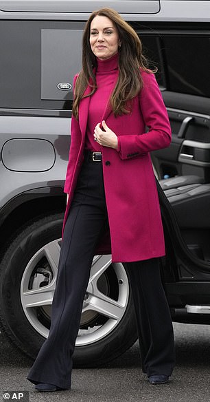公主在这次访问中穿着她的 Hobbs London Tilda Coat In Fuchsia Pink 看起来很优雅,她搭配了一件相配的 Hobbs 毛衣和一条漂亮的黑色裤子