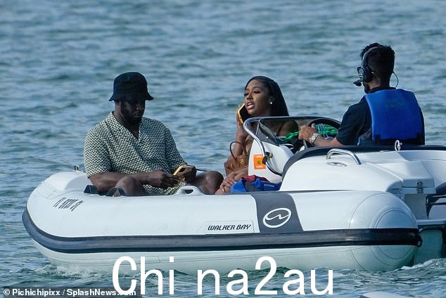插入:在船上时,Yung Miami 接了一个电话,而 Diddy 则利用这段时间滚动浏览手机上的通知