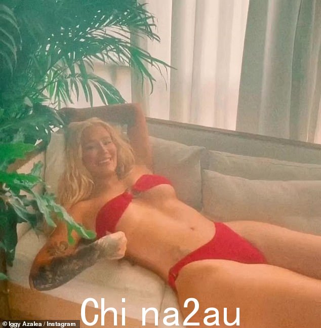 金发重磅炸弹:Iggy Azalea 在她周三分享到 Instagram 的最新性感照中闪闪发光的镜头中看起来完全是金发重磅炸弹