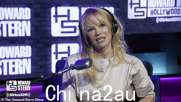 蒙蔽了双眼:55 岁的帕梅拉·安德森 (Pamela Anderson) 周三告诉霍华德·斯特恩 (Howard Stern),Pam & Tommy Hulu 迷你剧中没有人就该剧与她联系,这让她在得知这部剧时感到“崩溃”它来自广告