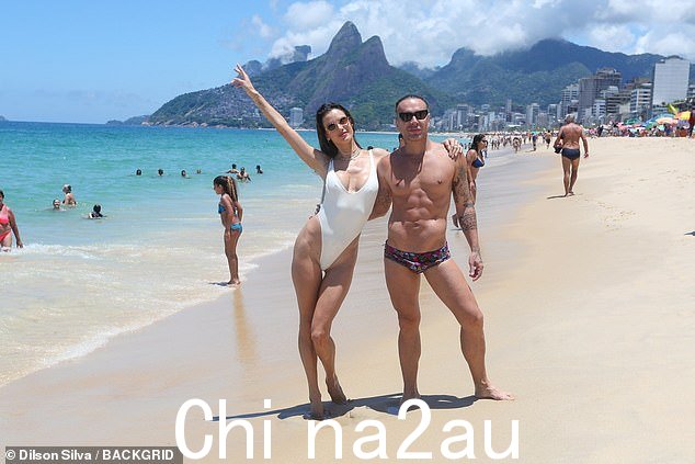 Hamming it up:Ambrosio 和 Mazzafera 为欣赏的摄影师摆了个姿势