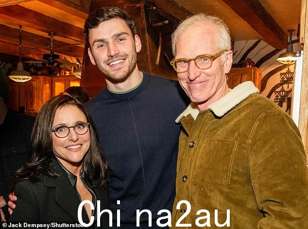 它在家庭中运行! Louis-Drefus、Charlie Hall 和 Brad Hall 都是演员