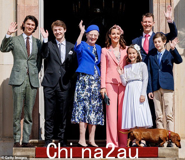  1 月 24 日分享到王室的 Instagram 帐户，雅典娜的照片被从丹麦语翻译成英语时的标题是：“雅典娜伯爵夫人阁下过生日，今天满 11 岁了。” 图为丹麦玛格丽特女王、约阿希姆王子、公主玛丽、尼古拉伯爵、菲利克斯伯爵、亨里克伯爵和雅典娜伯爵夫人于 2022 年 4 月