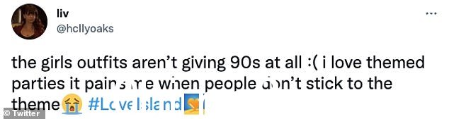 奇怪:事实证明,90 年代的着装同样令人困惑,那些年纪大到还记得这十年的人很快就指出了一些非常明显的错误