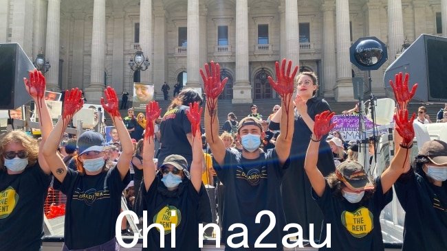 大批人群聚集在墨尔本维多利亚议会大厦外参加一年一度的入侵日集会。图片:NCA NewsWire / Valeriu Campan