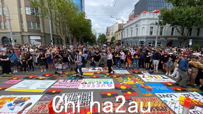 大量人群聚集在墨尔本维多利亚议会大厦外,参加一年一度的入侵日集会。图片:NCA NewsWire / Valeriu Campan