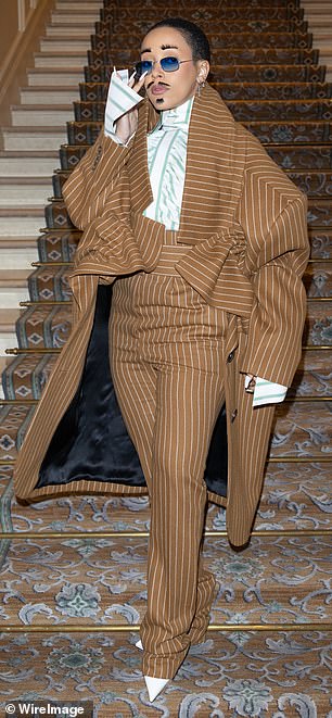 Inspector gadget:她确保在巴黎时装周的 Viktor & Rolf 高级定制时装秀(左)上所有人的目光都集中在她身上,然后再以与 Valentino 的展示截然不同的外观出现