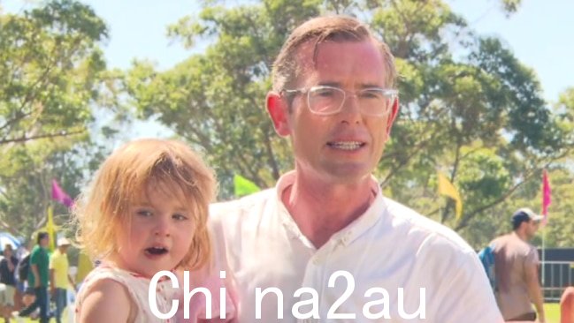 Dominic Perrottet 的女儿 Beatrice 做了一个新南威尔士州州长在澳大利亚国庆日向媒体发表讲话时出人意料地现身。图片:提供