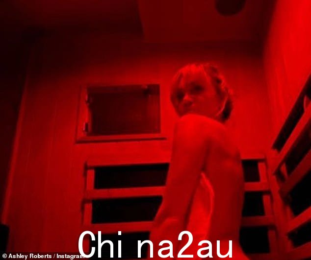 炙手可热:阿什莉·罗伯茨 (Ashley Roberts) 在汗流浃背的锻炼后在桑拿房里变得热气腾腾时脱光了衣服