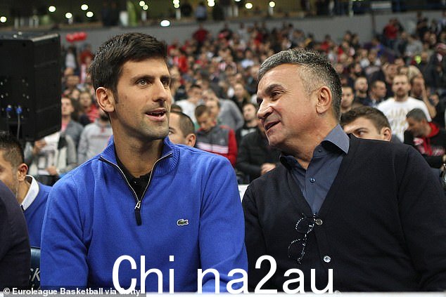 Novak Djokovic(左)和 Srdjan,2017 年。在观看了他儿子在澳大利亚网球公开赛四分之一决赛中的胜利后,有人看到他拿着印有弗拉基米尔普京头像的俄罗斯国旗合影