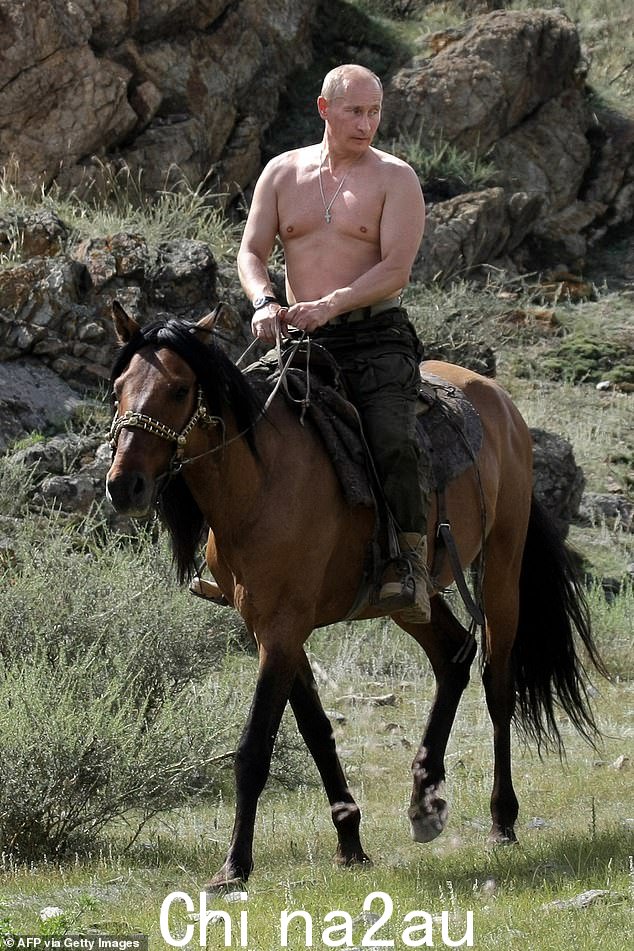 弗拉基米尔·普京 (Vladimir Putin) 2009 年在西伯利亚南部度假期间拍摄的裸照骑马