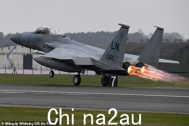 一架 F-15 美国战斗机从机场起飞