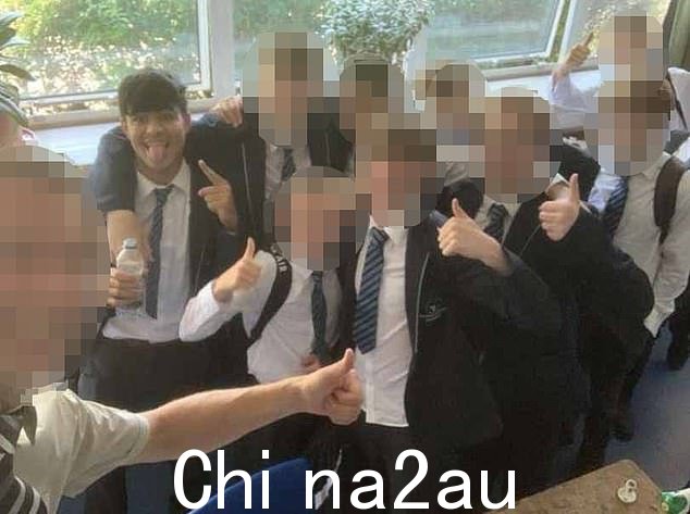 在MailOnline 独家获得的一张照片中,Lawangeen Abdulrahimzai 在他的年轻同学旁边摆姿势,他们都不知道他的真实年龄和背景