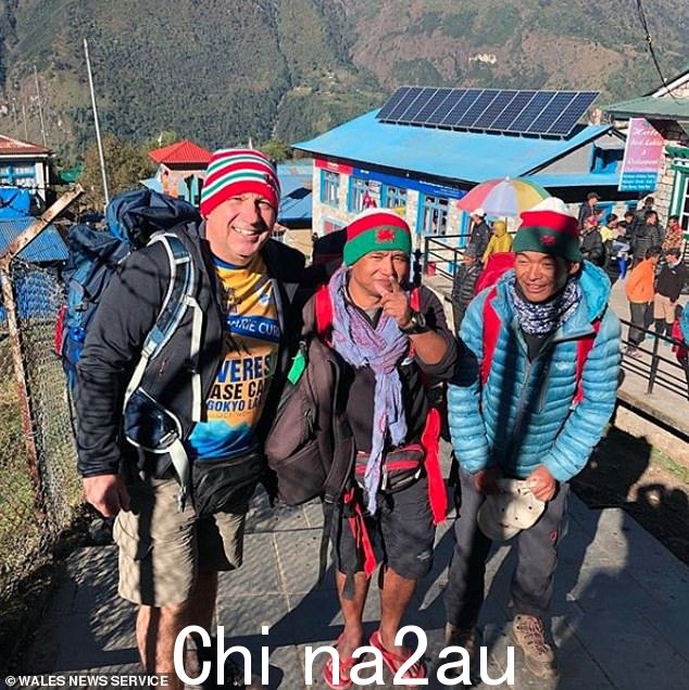 Kellinu 左图,抵达尼泊尔东部卢克拉机场后