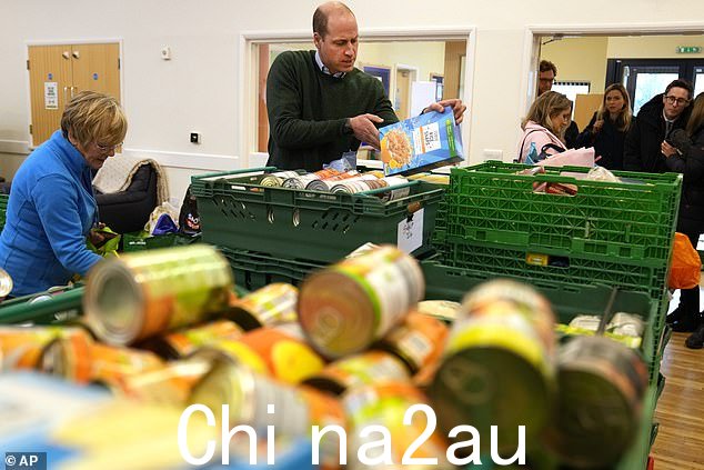 威尔士亲王星期四访问温莎的 Foodshare 期间帮助分类食物