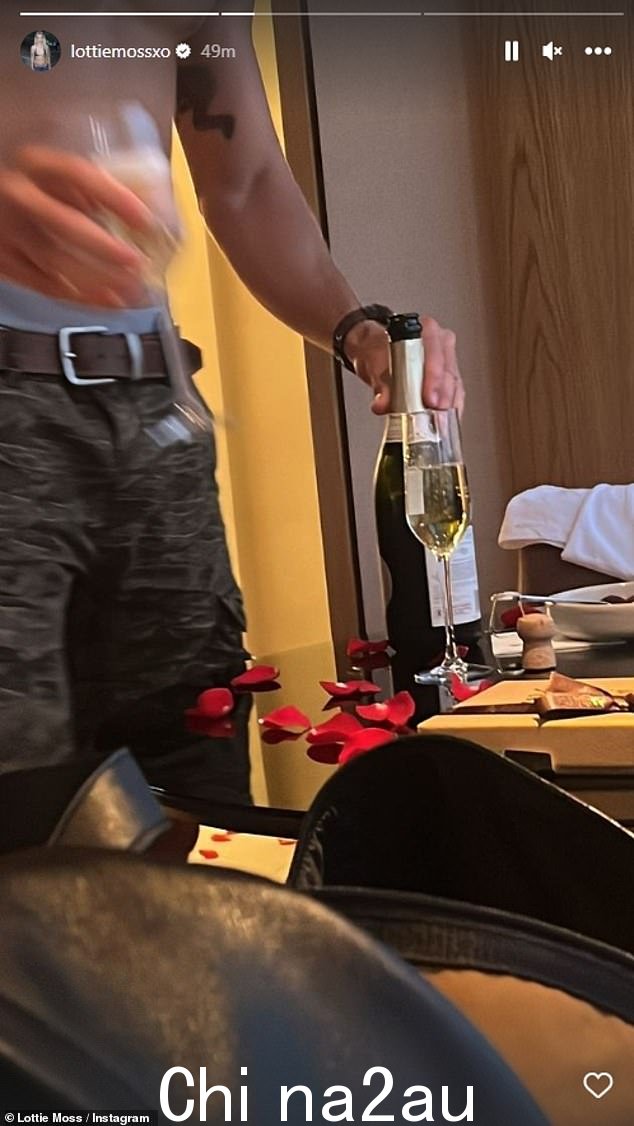 浪漫:她分享了一张快照,因为帅哥为晚上打开了一些香槟