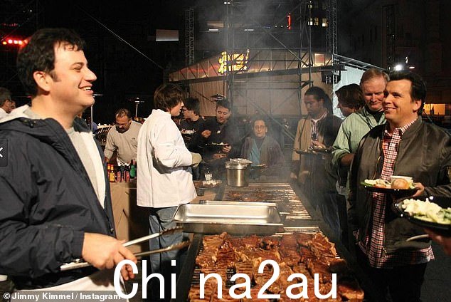 沿着记忆小道走一走:'这是一次漫长而奇怪的旅行,我们有照片可以证明它 #KIMMELx20,'Kim 为幻灯片加上标题“class=