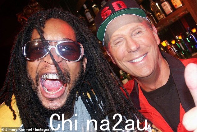 拒绝什么! Lil Jon 是专辑中的特色人物之一