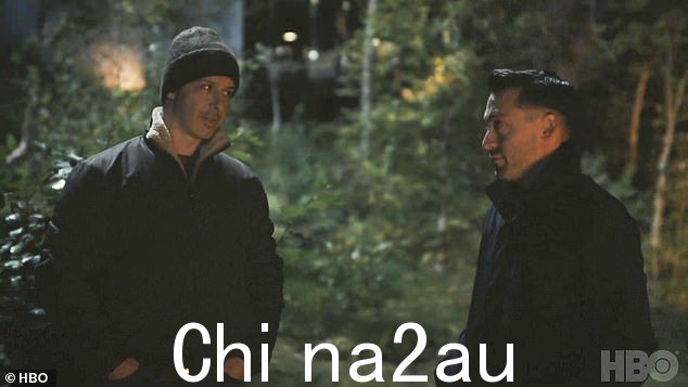 Roman 滑稽地回答:'为什么这会让你微笑?那不应该让你微笑。谁喜欢像剃刀一样走钢丝?'