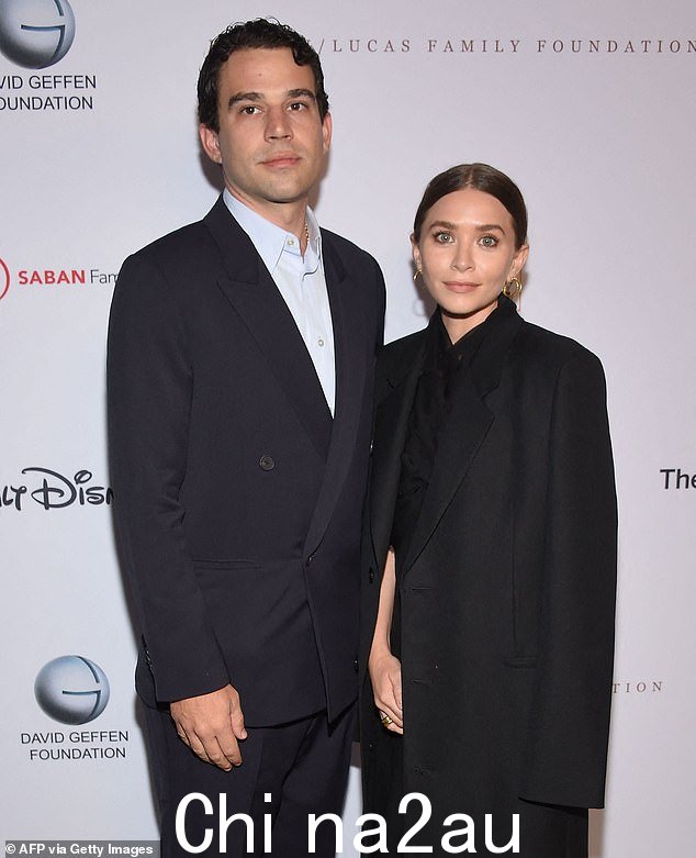 新婚夫妇:Elizabeth 的姐姐 Ashley Olsen,36 岁,最近于 12 月 28 日在秘密仪式上与她相恋多年的 Louis Eisner 结婚;在 2021 年的 YES 20 周年庆典上出现