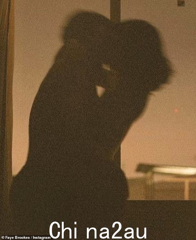 心爱的人：十二月他们去了作为 Faye 的 Instagram 官方分享了一张两人在窗前剪影的照片，他们搂着对方热吻
