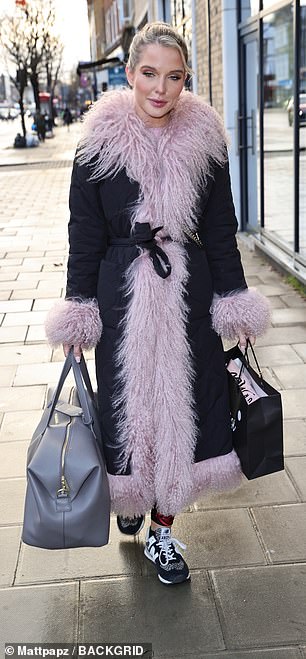 看起来不错:Helen Flanagan 周四在伦敦与 Kimberley Wyatt 一起参加小狗瑜伽时看起来毫不费力地时尚